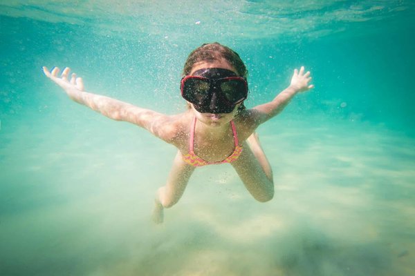 Quels sont les meilleurs spots pour le snorkeling dans les eaux cristallines de la mer Égée, Grèce?